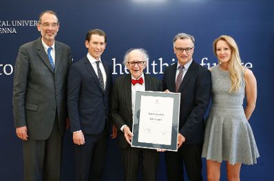 Am 24. April 2018 wurde dem Nobelpreistr&auml;ger Eric Kandel (m.) das Ehrendoktorat der Medizinischen Universit&auml;t Wien verliehen. Im Bild mit Bundeskanzler Sebastian Kurz (2.v.l.), Bundesminister Heinz Fa&szlig;mann (l.) und dem Rektor der Medizinischen Universit&auml;t Wien Markus M&uuml;ller (2.v.r.).
