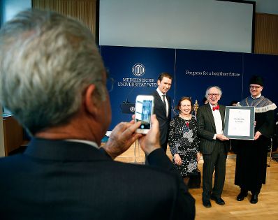 Am 24. April 2018 wurde dem Nobelpreistr&auml;ger Eric Kandel (2.v.r.) das Ehrendoktorat der Medizinischen Universit&auml;t Wien verliehen. Im Bild mit Bundeskanzler Sebastian Kurz (2.v.l.), Bundespr&auml;sident a.D. Heinz Fischer (l.) und dem Rektor der Medizinischen Universit&auml;t Wien Markus M&uuml;ller (r.).