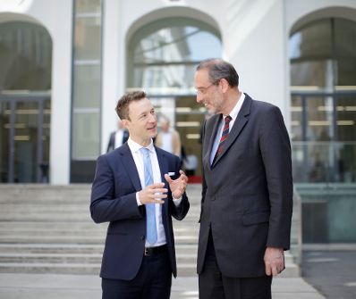 Am 9. Mai 2018 fand in der Akademie der Wissenschaften ein Gespr&auml;ch zu den vergangenen EU-Ratsvorsitzen und zum EU-Ratsvorsitz 2018 statt. Im Bild Bundesminister Gernot Bl&uuml;mel (l.) und Bundesminister Heinz Fa&szlig;mann (r.).