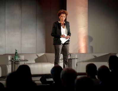 Am 9. Mai 2018 fand in der Akademie der Wissenschaften ein Gespr&auml;ch zu den vergangenen EU-Ratsvorsitzen und zum EU-Ratsvorsitz 2018 statt. Im Bild die Moderatorin Arabella Kiesbauer.