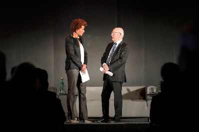 Am 9. Mai 2018 fand in der Akademie der Wissenschaften ein Gespr&auml;ch zu den vergangenen EU-Ratsvorsitzen und zum EU-Ratsvorsitz 2018 statt. Im Bild die Moderatorin Arabella Kiesbauer (l.) und der Moderator Stefan Aust (r.).