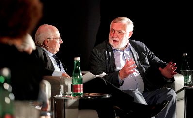 Am 9. Mai 2018 fand in der Akademie der Wissenschaften ein Gespr&auml;ch zu den vergangenen EU-Ratsvorsitzen und zum EU-Ratsvorsitz 2018 statt. Im Bild der ehemalige EU-Kommissar Franz Fischler (r.) und der Moderator Stefan Aust (2.v.l.).