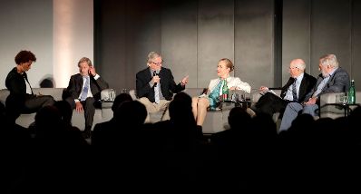 Am 9. Mai 2018 fand in der Akademie der Wissenschaften ein Gespr&auml;ch zu den vergangenen EU-Ratsvorsitzen und zum EU-Ratsvorsitz 2018 statt. Im Bild der EU-Kommissar Johannes Hahn (2.v.l.), der ehemalige Bundeskanzler Wolfgang Sch&uuml;ssel (3.v.l.), die ehemalige EU-Kommissarin Benita Ferrero-Waldner (3.v.r.), die Moderatorin Arabella Kiesbauer (l.), der Moderator Stefan Aust (2.v.r.) und der ehemalige EU-Kommissar Franz Fischler (r.).