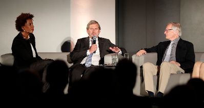 Am 9. Mai 2018 fand in der Akademie der Wissenschaften ein Gespr&auml;ch zu den vergangenen EU-Ratsvorsitzen und zum EU-Ratsvorsitz 2018 statt. Im Bild der EU-Kommissar Johannes Hahn (m.), der ehemalige Bundeskanzler Wolfgang Sch&uuml;ssel (r.) und die Moderatorin Arabella Kiesbauer (l.).