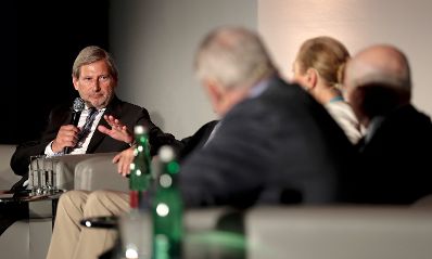 Am 9. Mai 2018 fand in der Akademie der Wissenschaften ein Gespr&auml;ch zu den vergangenen EU-Ratsvorsitzen und zum EU-Ratsvorsitz 2018 statt. Im Bild der EU-Kommissar Johannes Hahn (l.).