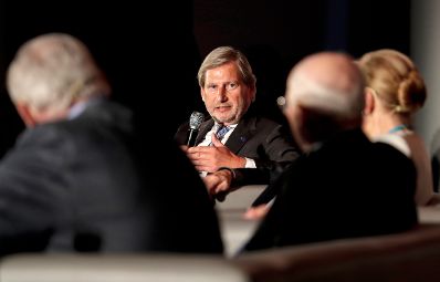 Am 9. Mai 2018 fand in der Akademie der Wissenschaften ein Gespr&auml;ch zu den vergangenen EU-Ratsvorsitzen und zum EU-Ratsvorsitz 2018 statt. Im Bild der EU-Kommissar Johannes Hahn.