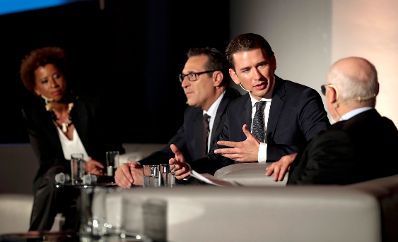 Am 9. Mai 2018 fand in der Akademie der Wissenschaften ein Gespr&auml;ch zu den vergangenen EU-Ratsvorsitzen und zum EU-Ratsvorsitz 2018 statt. Im Bild Bundeskanzler Sebastian Kurz (2.v.r.), Vizekanzler Heinz-Christian Strache (2.v.l.) und die Moderatorin Arabella Kiesbauer (l.).
