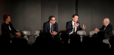 Am 9. Mai 2018 fand in der Akademie der Wissenschaften ein Gespr&auml;ch zu den vergangenen EU-Ratsvorsitzen und zum EU-Ratsvorsitz 2018 statt. Im Bild Bundeskanzler Sebastian Kurz (2.v.r.), Vizekanzler Heinz-Christian Strache (2.v.l.), die Moderatorin Arabella Kiesbauer (l.) und der Moderator Stefan Aust (r.).