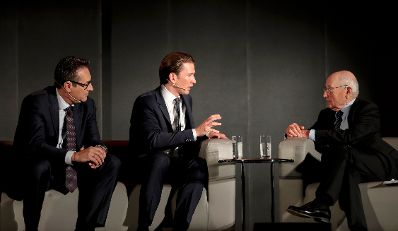 Am 9. Mai 2018 fand in der Akademie der Wissenschaften ein Gespr&auml;ch zu den vergangenen EU-Ratsvorsitzen und zum EU-Ratsvorsitz 2018 statt. Im Bild Bundeskanzler Sebastian Kurz (m.), Vizekanzler Heinz-Christian Strache (l.) und der Moderator Stefan Aust (r.).