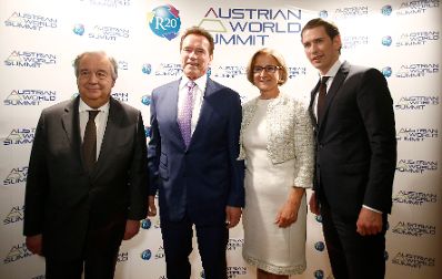 Am 14. Mai 2018 nahm Bundeskanzler Sebastian Kurz (r.) am R20 Austrian World Summit teil. Im Bild mit dem Initiator Arnold Schwarzenegger (m.l.), der Landeshauptfrau Nieder&ouml;sterreichs Johanna Mikl-Leitner (m.r.) und dem Generalsekret&auml;r der Vereinten Nationen Ant&oacute;nio Manuel de Oliveira Guterres (l.).