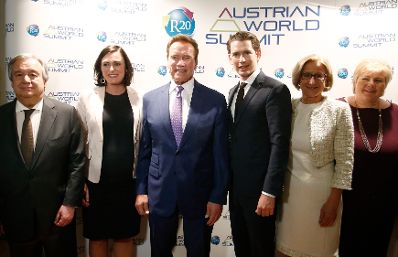 Am 14. Mai 2018 nahm Bundeskanzler Sebastian Kurz (m.r.) am R20 Austrian World Summit teil. Im Bild mit dem Initiator Arnold Schwarzenegger (m.l.), der Landeshauptfrau Nieder&ouml;sterreichs Johanna Mikl-Leitner (2.v.r.), der norwegischen Premierministerin Erna Solberg (r.), der Bundesministerin Elisabeth K&ouml;stinger (2.v.l.) und dem Generalsekret&auml;r der Vereinten Nationen Ant&oacute;nio Manuel de Oliveira Guterres (l.).