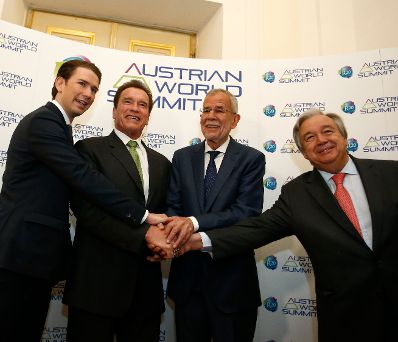 Am 15. Mai 2018 nahm Bundeskanzler Sebastian Kurz (l.) am R20 Austrian World Summit teil. Im Bild mit dem Initiator Arnold Schwarzenegger (m.l.), Bundespr&auml;sident Alexander Van der Bellen (m.r.) und dem Generalsekret&auml;r der Vereinten Nationen Ant&oacute;nio Manuel de Oliveira Guterres (r.).