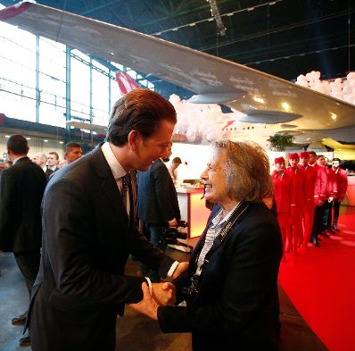 Am 15. Mai 2018 nahm Bundeskanzler Sebastian Kurz (l.) am Festakt &quot;60 Jahre Austrian Airlines&quot; teil. Im Bild mit der ehemaligen Flugbegleiterin Maria Jakl (r.).