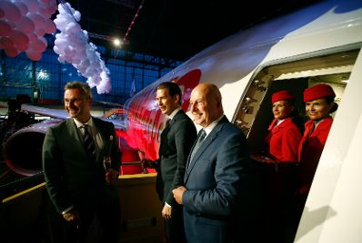 Am 15. Mai 2018 nahm Bundeskanzler Sebastian Kurz (2.v.l.) am Festakt &quot;60 Jahre Austrian Airlines&quot; teil. Im Bild mit Bundesminister Norbert Hofer (l.) und Austrian Airlines CEO Kay Kratky (3.v.r.).