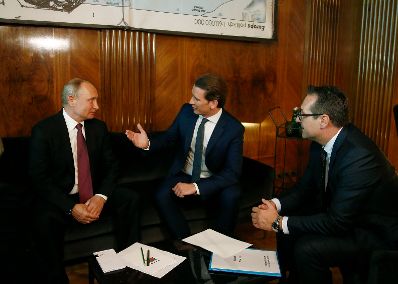 Am 5. Juni 2018 empfing Bundeskanzler Sebastian Kurz (m.) den russischen Pr&auml;sidenten Wladimir Putin (l.) zu einem Arbeitsgespr&auml;ch. Im Bild mit Vizekanzler Heinz-Christian Strache (r.).