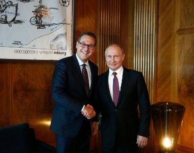 Am 5. Juni 2018 empfing Bundeskanzler Sebastian Kurz den russischen Pr&auml;sidenten Wladimir Putin (r.) zu einem Arbeitsgespr&auml;ch. Im Bild mit Vizekanzler Heinz-Christian Strache (l.).