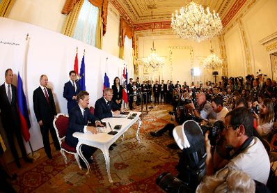 Am 5. Juni 2018 empfing Bundeskanzler Sebastian Kurz den russischen Pr&auml;sidenten Wladimir Putin zu einem Arbeitsgespr&auml;ch. Im Bild bei der Unterzeichnung der sechs Memoranden.