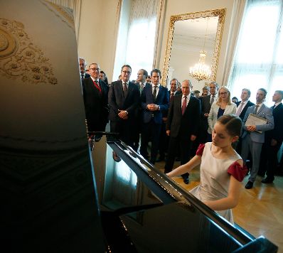 Am 5. Juni 2018 empfing Bundeskanzler Sebastian Kurz den russischen Pr&auml;sidenten Wladimir Putin zu einem Arbeitsgespr&auml;ch. Im Bild bei der musikalischen Darbietung der Musikerin Alma Deutscher (r.).