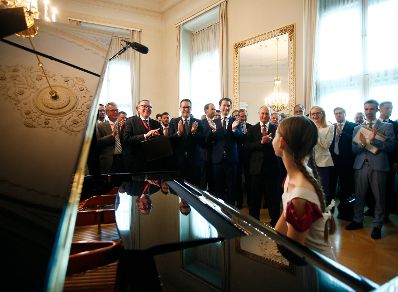 Am 5. Juni 2018 empfing Bundeskanzler Sebastian Kurz den russischen Pr&auml;sidenten Wladimir Putin zu einem Arbeitsgespr&auml;ch. Im Bild bei der musikalischen Darbietung der Musikerin Alma Deutscher (r.).