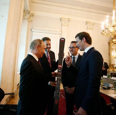 Am 5. Juni 2018 empfing Bundeskanzler Sebastian Kurz (r.) den russischen Pr&auml;sidenten Wladimir Putin (l.) zu einem Arbeitsgespr&auml;ch. Im Bild mit Vizekanzler Heinz-Christian Strache (2.v.r.) und dem Pr&auml;sidenten der Wirtschaftskammer &Ouml;sterreich Harald Mahrer (2.v.l.).