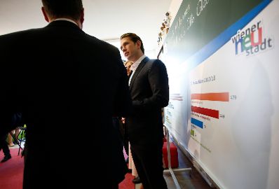 Am 18. Juni 2018 besuchte Bundeskanzler Sebastian Kurz (r.) gemeinsam mit Vizekanzler Heinz-Christian Strache und Bundesminister Heinz Fa&szlig;mann im Rahmen der Best Practice Beispiele "Deutschf&ouml;rderklassen" die Otto Gl&ouml;ckel Sportvolksschule Wiener Neustadt.