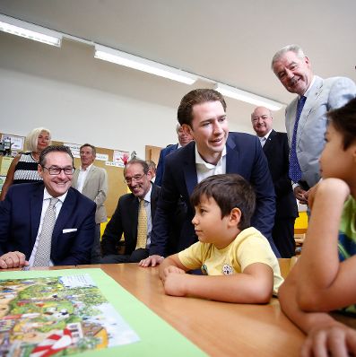 Am 18. Juni 2018 besuchte Bundeskanzler Sebastian Kurz (3.v.l.) gemeinsam mit Vizekanzler Heinz-Christian Strache (l.) und Bundesminister Heinz Fa&szlig;mann (2.v.l.) im Rahmen der Best Practice Beispiele "Deutschf&ouml;rderklassen" die Otto Gl&ouml;ckel Sportvolksschule Wiener Neustadt. Im Bild mit dem B&uuml;rgermeister Klaus Schneeberger (r.).