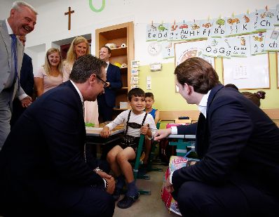 Am 18. Juni 2018 besuchte Bundeskanzler Sebastian Kurz (r.) gemeinsam mit Vizekanzler Heinz-Christian Strache (2.v.l.) und Bundesminister Heinz Fa&szlig;mann im Rahmen der Best Practice Beispiele "Deutschf&ouml;rderklassen" die Otto Gl&ouml;ckel Sportvolksschule Wiener Neustadt.