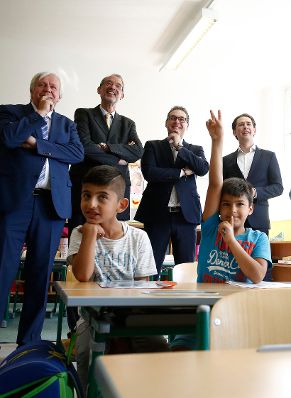 Am 18. Juni 2018 besuchte Bundeskanzler Sebastian Kurz (r.) gemeinsam mit Vizekanzler Heinz-Christian Strache (2.v.r.) und Bundesminister Heinz Fa&szlig;mann (2.v.l.) im Rahmen der Best Practice Beispiele "Deutschf&ouml;rderklassen" die Otto Gl&ouml;ckel Sportvolksschule Wiener Neustadt.
