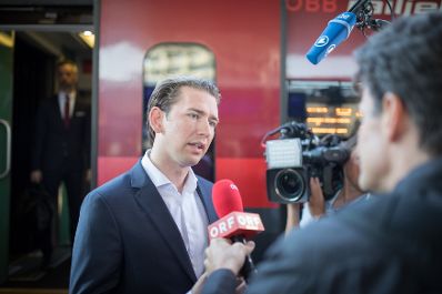 Am 20. Juni 2018 reiste Bundeskanzler Sebastian Kurz zum Ministerrat nach Linz. Im Bild bei der Abreise vom Bahnhof in Wien.