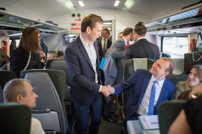 Am 20. Juni 2018 reiste Bundeskanzler Sebastian Kurz (m.) zum Ministerrat nach Linz. Im Bild bei der Abreise vom Bahnhof in Wien.