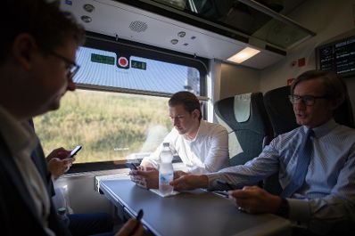 Am 20. Juni 2018 reiste Bundeskanzler Sebastian Kurz (m.) zum Ministerrat nach Linz. Im Bild mit Regierungssprecher Peter Launsky-Tieffenthal (r.).