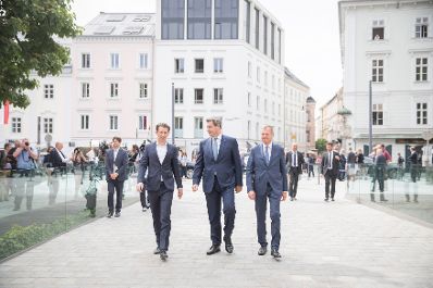 Am 20. Juni 2018 reiste Bundeskanzler Sebastian Kurz (l.) zum Ministerrat nach Linz. Im Bild mit dem Landeshauptmann Ober&ouml;sterreichs Thomas Stelzer (r.) und dem Ministerpr&auml;sidenten von Bayern Markus S&ouml;der (m.).