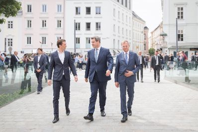 Am 20. Juni 2018 reiste Bundeskanzler Sebastian Kurz (l.) zum Ministerrat nach Linz. Im Bild mit dem Landeshauptmann Ober&ouml;sterreichs Thomas Stelzer (r.) und dem Ministerpr&auml;sidenten von Bayern Markus S&ouml;der (m.).