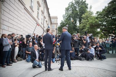 Am 20. Juni 2018 reiste Bundeskanzler Sebastian Kurz (l.) zum Ministerrat nach Linz. Im Bild mit dem Ministerpr&auml;sidenten von Bayern Markus S&ouml;der (r.).