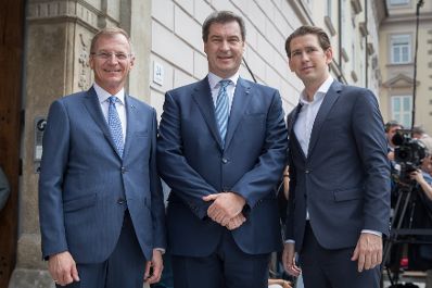 Am 20. Juni 2018 reiste Bundeskanzler Sebastian Kurz (r.) zum Ministerrat nach Linz. Im Bild mit dem Landeshauptmann Ober&ouml;sterreichs Thomas Stelzer (l.) und dem Ministerpr&auml;sidenten von Bayern Markus S&ouml;der (m.).