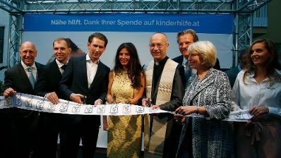 Am 26. Juni 2018 nahm Bundeskanzler Sebastian Kurz (3.v.l.) an der Ronald McDonald Hauser&ouml;ffnung teil. Im Bild mit der Pr&auml;sidentin Sonja Klima (4.v.l.), dem Gesch&auml;ftsf&uuml;hrer Robert Schedl (l.) und dem Dompfarrer Toni Faber (4.v.r.).