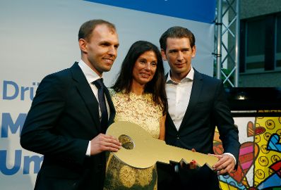 Am 26. Juni 2018 nahm Bundeskanzler Sebastian Kurz (r.) an der Ronald McDonald Hauser&ouml;ffnung teil. Im Bild mit der Pr&auml;sidentin Sonja Klima (m.).