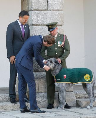 Am 8. Juli 2018 reiste Bundeskanzler Sebastian Kurz (m.) zu einem Arbeitsgespr&auml;ch nach Irland. Im Bild mit dem irischen Premierminister Leo Varadkar (l.).