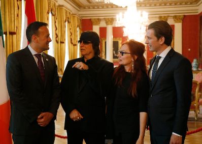 Am 8. Juli 2018 reiste Bundeskanzler Sebastian Kurz (r.) zu einem Arbeitsgespr&auml;ch nach Irland. Im Bild mit dem irischen Premierminister Leo Varadkar (l.), dem K&uuml;nstler Gottfried Helnwein (2.v.l.) und seiner Gattin Renate Helnwein (2.v.r.).