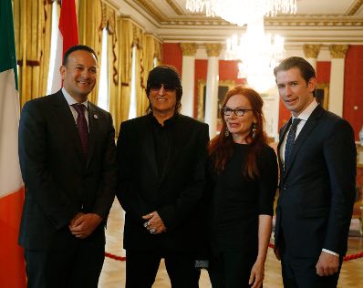Am 8. Juli 2018 reiste Bundeskanzler Sebastian Kurz (r.) zu einem Arbeitsgespr&auml;ch nach Irland. Im Bild mit dem irischen Premierminister Leo Varadkar (l.), dem K&uuml;nstler Gottfried Helnwein (2.v.l.) und seiner Gattin Renate Helnwein (2.v.r.).