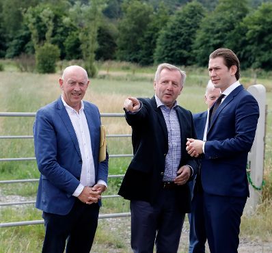 Am 9. Juli 2018 setzte Bundeskanzler Sebastian Kurz (r.) seinen Arbeitsbesuch in Irland fort. Im Bild mit dem irischen Landwirtschaftsminister Michael Creed (m.).