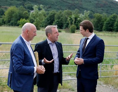 Am 9. Juli 2018 setzte Bundeskanzler Sebastian Kurz (r.) seinen Arbeitsbesuch in Irland fort. Im Bild mit dem irischen Landwirtschaftsminister Michael Creed (m.).