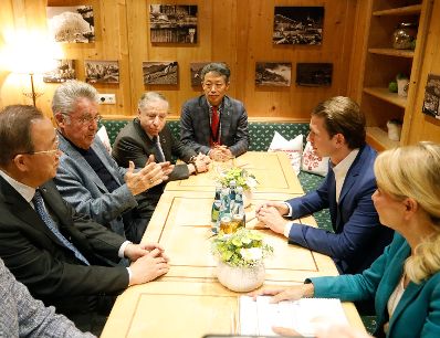 Am 27. August 2018 besuchte Bundeskanzler Sebastian Kurz (2.v.r.) das Europ&auml;ische Forum Alpbach. Im Bild mit dem Bundespr&auml;sidenten au&szlig;er Dienst Heinz Fischer (2.v.l.) und dem ehemaligen UN-Generalsekret&auml;r Ban Ki Moon (l.).