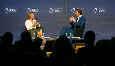 Am 27. August 2018 besuchte Bundeskanzler Sebastian Kurz (r.) das Europ&auml;ische Forum Alpbach. Im Bild bei einer Diskussion.