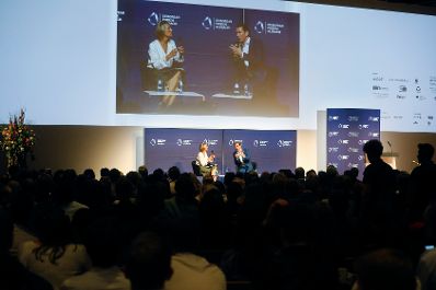 Am 27. August 2018 besuchte Bundeskanzler Sebastian Kurz (r.) das Europ&auml;ische Forum Alpbach. Im Bild bei einer Diskussion.
