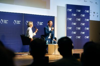 Am 27. August 2018 besuchte Bundeskanzler Sebastian Kurz (r.) das Europ&auml;ische Forum Alpbach. Im Bild bei einer Diskussion.