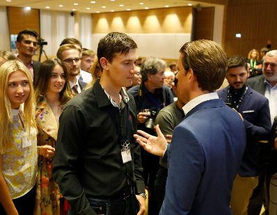 Am 27. August 2018 besuchte Bundeskanzler Sebastian Kurz das Europ&auml;ische Forum Alpbach. Im Bild mit Teilnehmerinnen und Teilnehmern des Europ&auml;ischen Forum Alpbach.