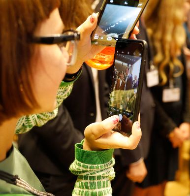 Am 27. August 2018 besuchte Bundeskanzler Sebastian Kurz das Europ&auml;ische Forum Alpbach. Im Bild mit Teilnehmerinnen und Teilnehmern des Europ&auml;ischen Forum Alpbach.