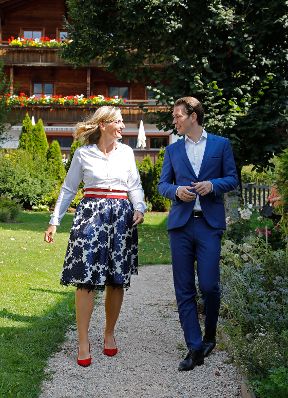 Am 28. August 2018 besuchte Bundeskanzler Sebastian Kurz (r.) das Europ&auml;ische Forum Alpbach. Im Bild mit der General Managerin von Microsoft &Ouml;sterreich Dorothee Ritz (l.).