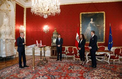 Am 9. Oktober 2018 wurden Ehrenzeichen an ehemalige Regierungsmitglieder &uuml;berreicht. Im Bild Bundesministerin a.D. Sophie Karmasin (2.v.r.) und Bundesminister a.D. Harald Mahrer (r.) mit Bundespr&auml;sident Alexander Van der Bellen (l.) und Bundeskanzler Sebastian Kurz (2.v.l.).